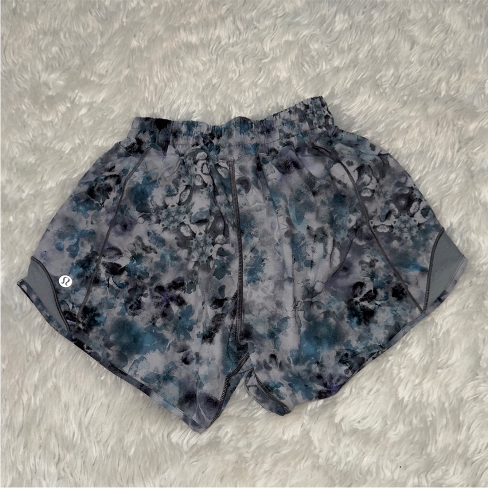 Lululemon Hotty Hot Low-Rise Lined Short 4" Kaleidofloral Multi/Blue Cast
Size 2 - Picture 4 of 5